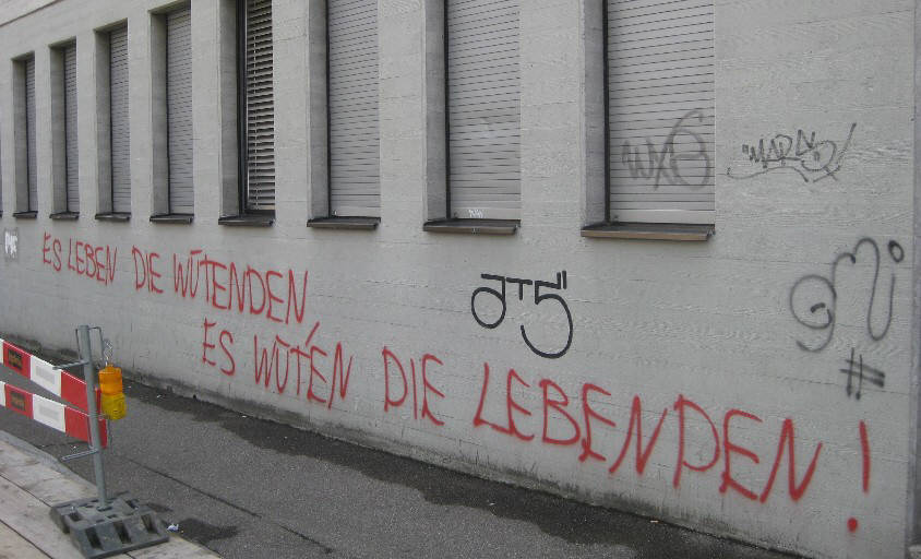 ES LEBEN DIE WTE3NDEN, ES WTEN DIE LEBENDEN. graffiti tag in zrich schweiz