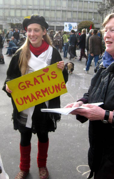GRATIS UMARMUNG in Zürich. Free Hugs in Zurich Switzerland