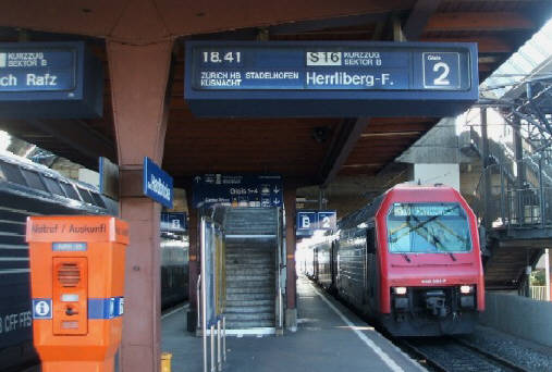S-Bahn Zrich. S15 Doppelstock Pendlerzug RABe 514 im Bahnhof Hardbrcke. SBB ZVV Zrcher Verkehrsverbund