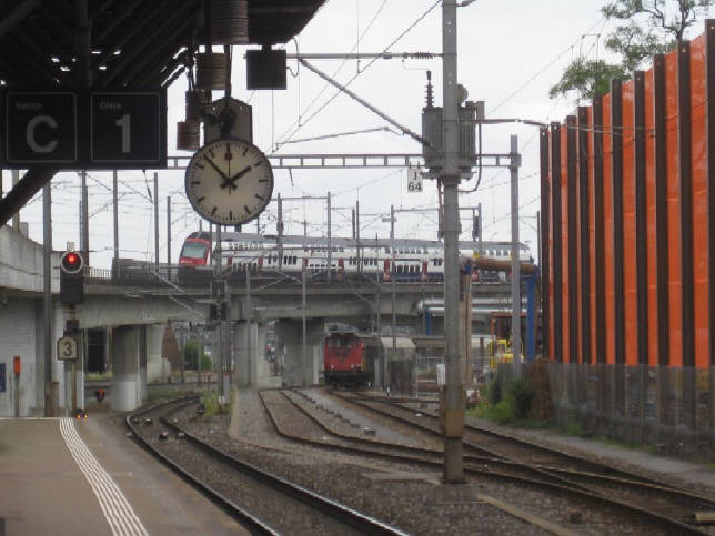 SBB-Bahnhof Zrich Hardbrcke. Die Stadt Zrich hat total 13 Bahnhfe und Bahnstationen. 550 Zge fahren hier pro Tag durch. Aber nur S-Bahn Zge halten hier. Unser Bild zeigt einen Doppelstock Pendlerzug RABe 514