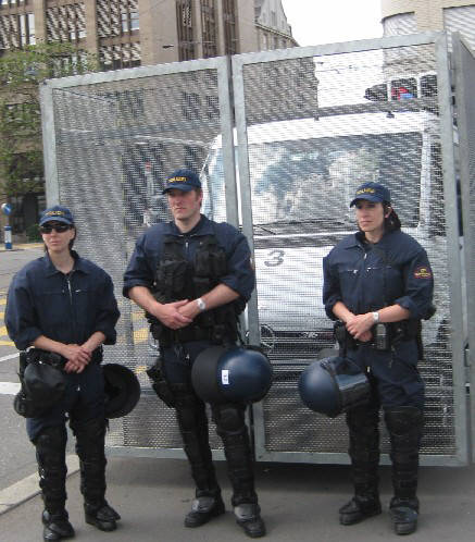 POLICE ACADEMY ZURICH SWITZERLAND STYLE. Dmmer als die Polizei erlaubt. Polizei Zrich im Einsatz am 1. Mai