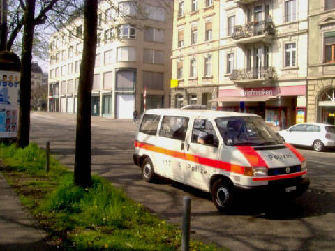 VW Bus der Stadtpolizei Zrich auf der Kasernenstrasse Zrich-Aussersihl K4