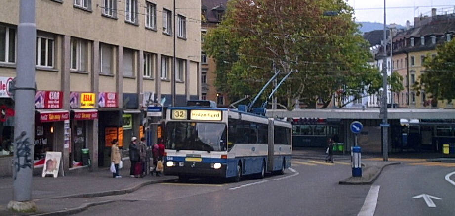 32er Bus. VBZ Zri-Linie. Bus Nummer 32 an der Haltestelle Kornhausbrcke beim Limmatplatz Zrich. Fahrrichtung Holzerhurd.